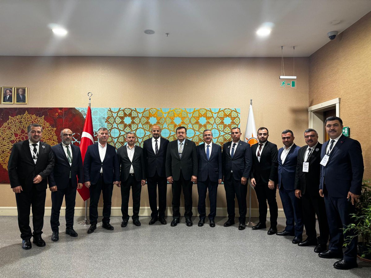 İl Başkanımız Sayın Fatih Muhaddis Fedaioğlu, ilçe başkanlarımızla birlikte Genel Merkez Yerel Yönetimler Başkan Yardımcılarımız Sayın Bilal Uçar ve Sayın Mehmet Sait Kirazoğlu’nu ziyaret etti. 

Yerel yönetimlerimizle ilgili istişarelerde bulunulan bu verimli görüşmede, sahadaki
