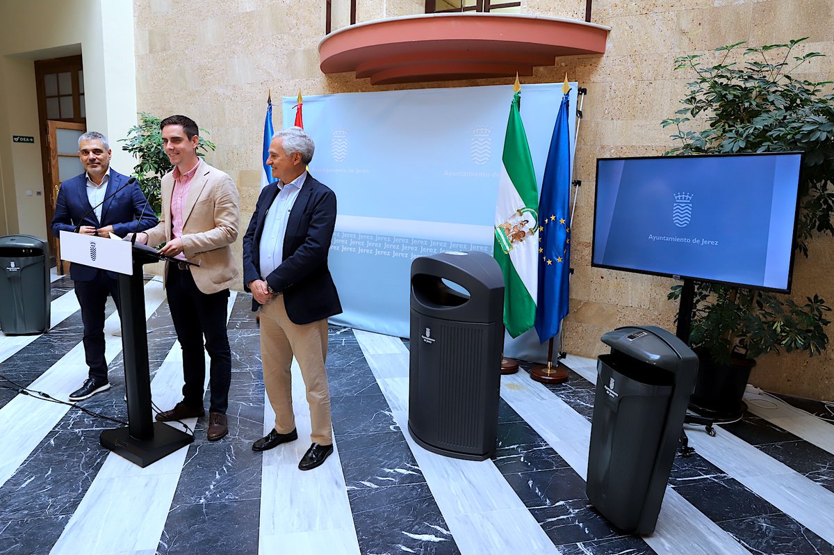 🗑️En #Jerez ponemos a disposición de la ciudadanía nuevas papeleras▶️renovaremos 1.650 de las 6.650 con las que cuenta la ciudad

🗨️<a href="/JaimeEspinar/">Jaime Espinar</a>: "los nuevos modelos serán más sostenibles y su mantenimiento más efectivo"

➡️Solo nos falta tu implicación para un #JerezMásLimpio