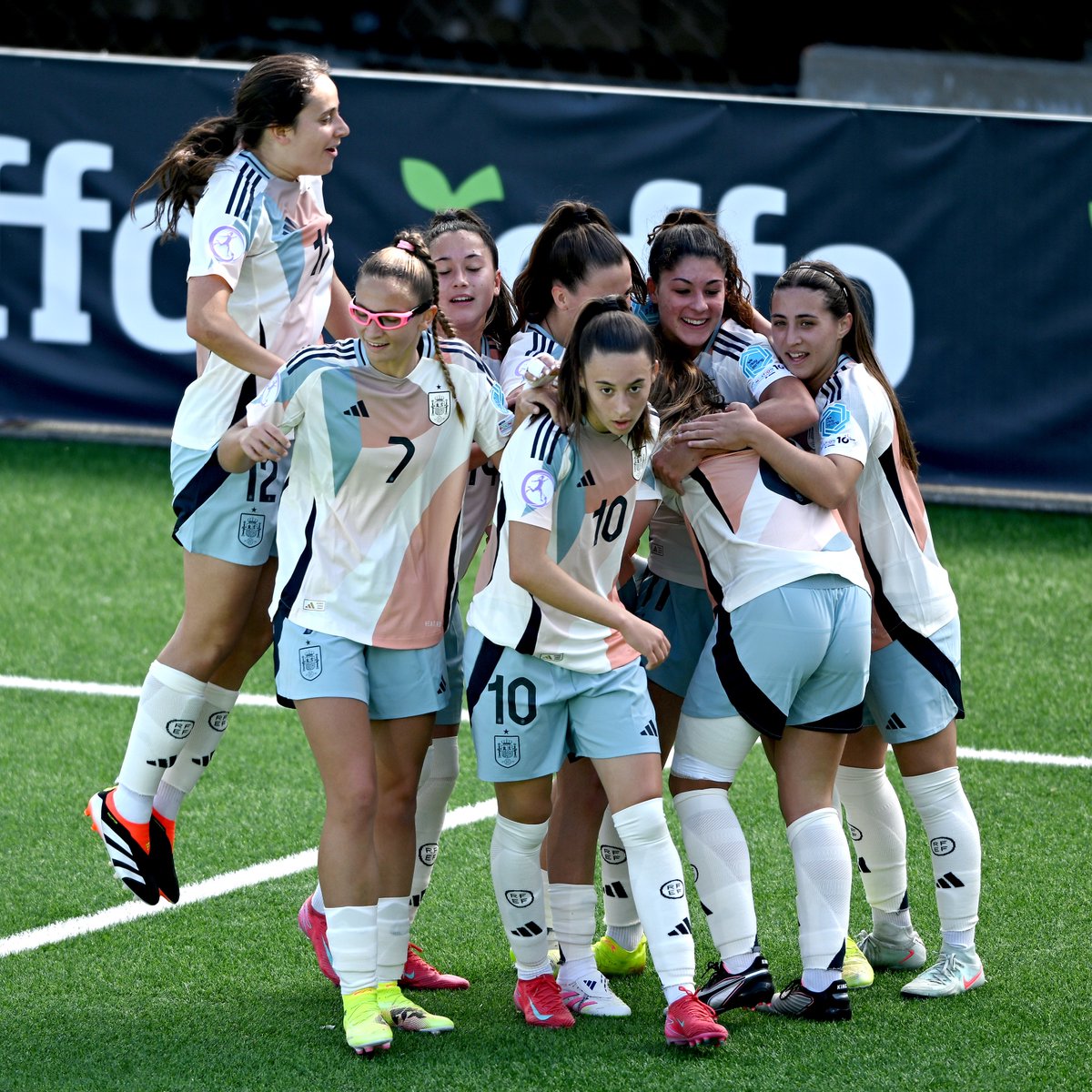 😜 ¿Repetimos estas fotos con un nuevo gol?

¡𝗦𝗲𝗴𝘂𝗶𝗺𝗼𝘀, 𝗲𝗾𝘂𝗶𝗽𝗼!

🇦🇹🆚🇪🇸 (𝘀𝘂𝗯-𝟭𝟳) I 1-2 I 50’

📺 UEFA.tv

#NuestraBase | #U17WEURO