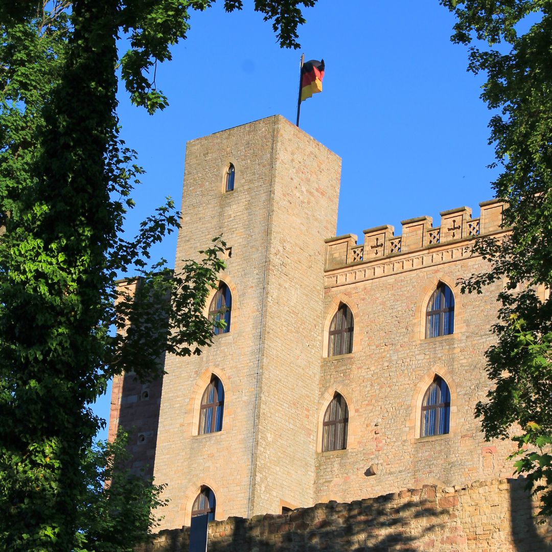 Zum Internationalen Museumstag öffnen wir unseren Turm – ein Ort mit Weitblick und Geschichte – und laden herzlich ein, dabei zu sein.
👉 Sonntag, 18. Mai, 11 bis 17 Uhr
👉 Alle Infos: hambacher-schloss.de/internationale…