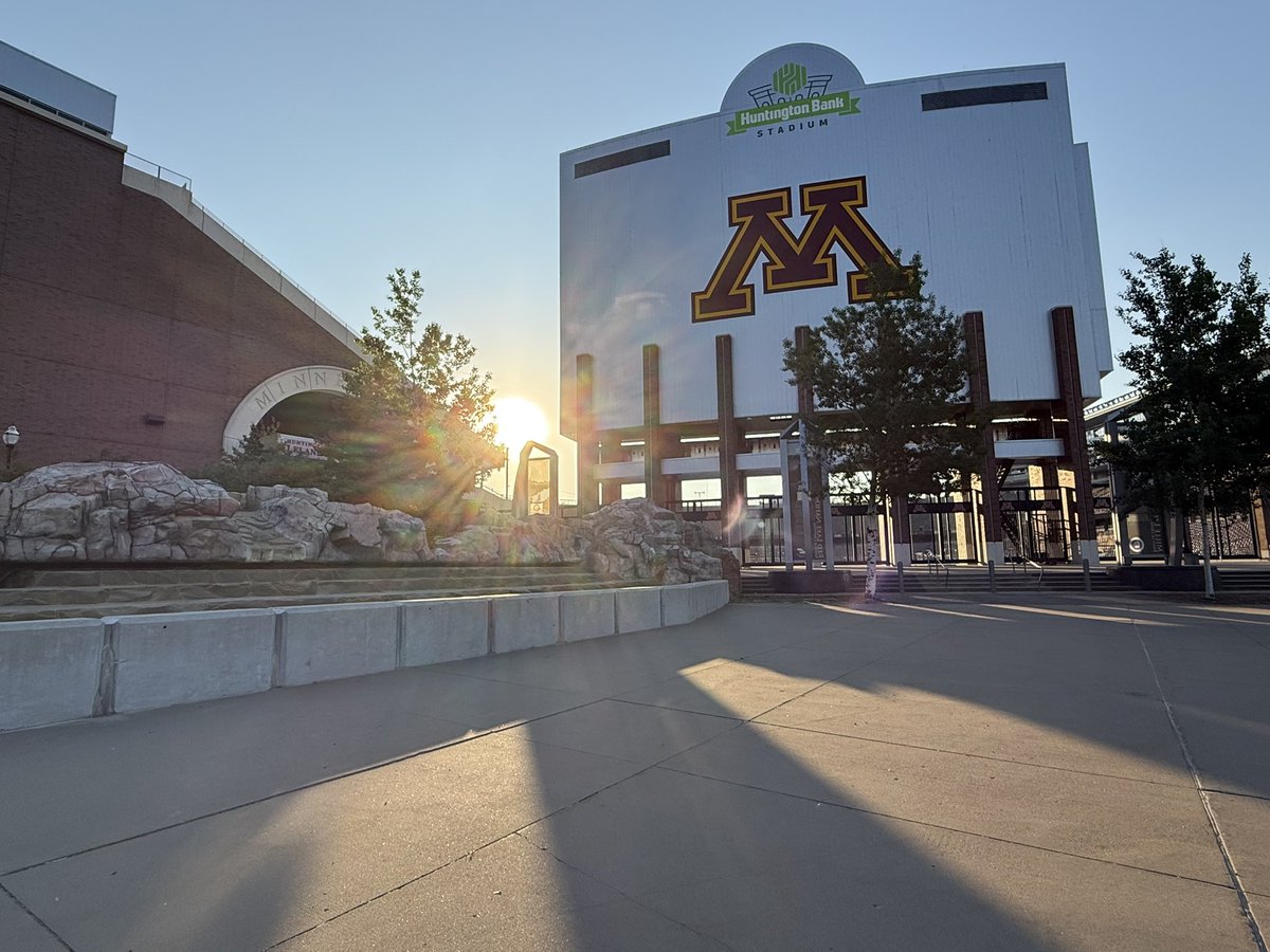 Counting the days until 50,000+ screaming Gopher fans are back in the best HOME in the country ❤️ 

#RTB 🛶 
#SkiUMah
#MVP
#Only106Days