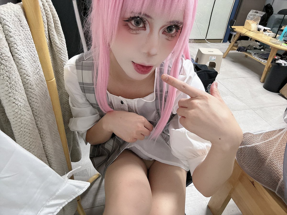 他们都说我小糖人，我咋糖了，你也觉得我糖吗？那咋不试试我嘴巴甜不甜呢？
#千早愛音 #伪娘cd #可爱的男孩子 #娼年 #男娘coser #男娘