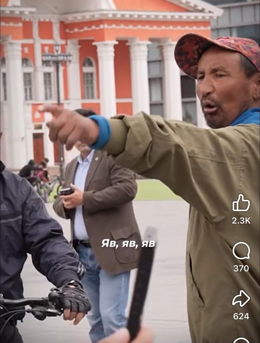 Жинхэнэ том гарын төлбөртэй жагсагч бузрууд 🤮🤮🤮 
Асуудал нь үүсчхээд, иргэд нь дургүйцлээ илэрхийлээд жагсаад байхад л хуцалдаад байх юм… 
Яс юман дээрээ энэ хэд өөрсдөө жинхэнэ төлбөр авч жагсдаг, шантаажилдаг, мөнгө өгснийх нь талд ажилладаг Godfather, mother-ууд нь шүү дээ