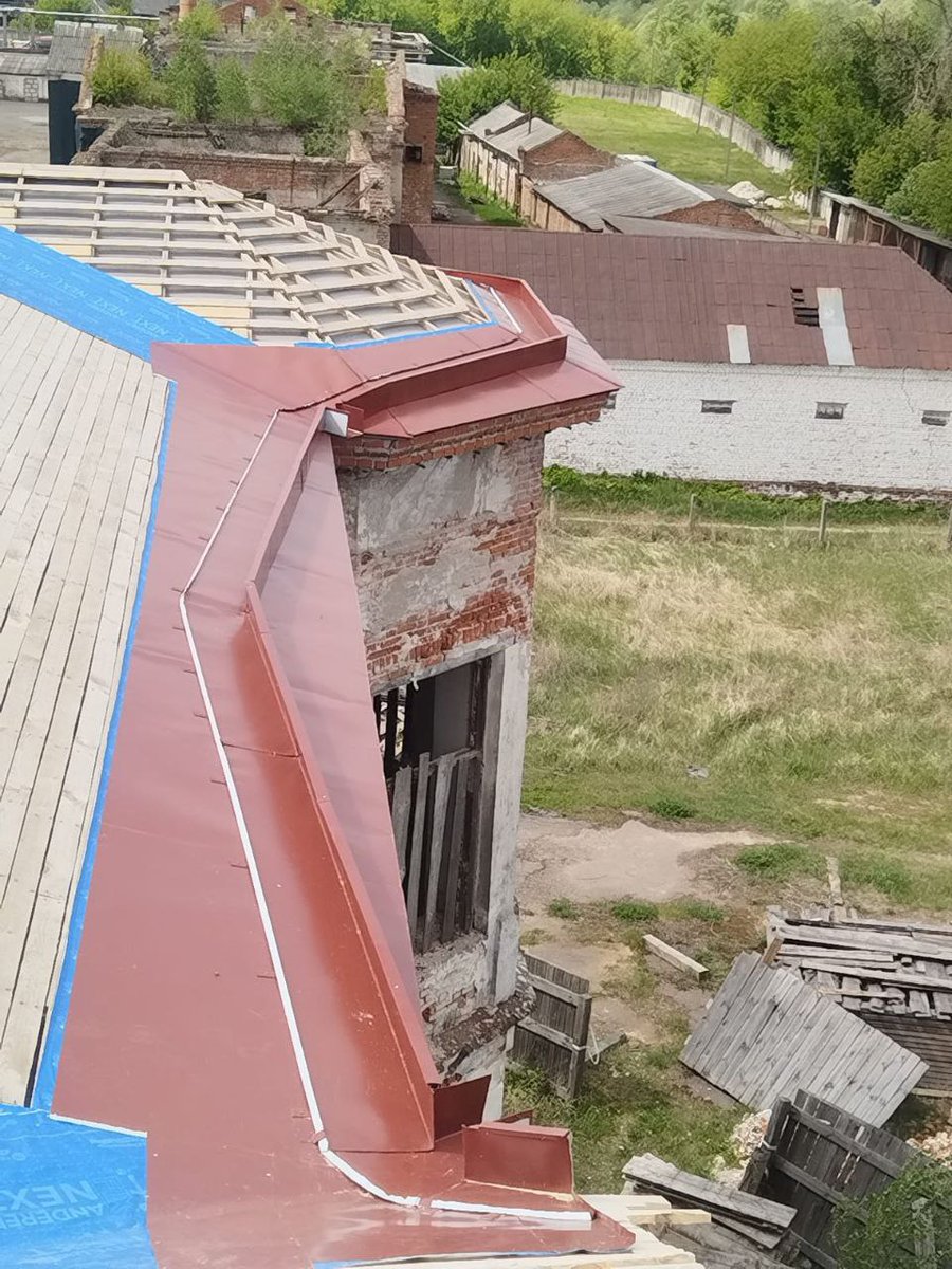 Так зараз выглядае Палац у Нароўлі, які працягваем ратаваць (зд.1). Перад тым, як пакрыць дах металам, неабходна аднавіць дэкаратыўныя элементы, якія зараз проста ў вельмі дрэнным стане (зд. 2 і 3). І, пакуль іх аднаўляем, паралельна робім карнізы (зд. 4)