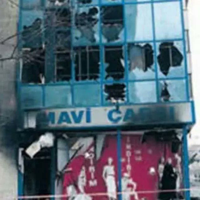 ⚪️ İstanbul’da 13 vatandaşın şehit olduğu, 2 kişinin yaralandığı "Mavi Çarşı" terör saldırısının sanıklarından PKK’lı Azime Işık beraat etti. (OdaTV)