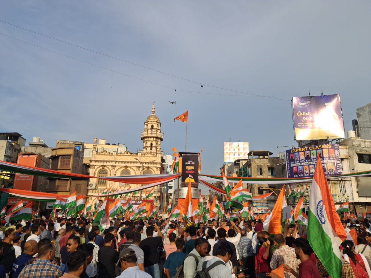 સુરત ભાગળ ચાર રસ્તા પર  "ઓપરેશન સિંદૂર' ની ઉજવણી કરતા સુરતવાસીઓ.

જય હિંદ 🇮🇳