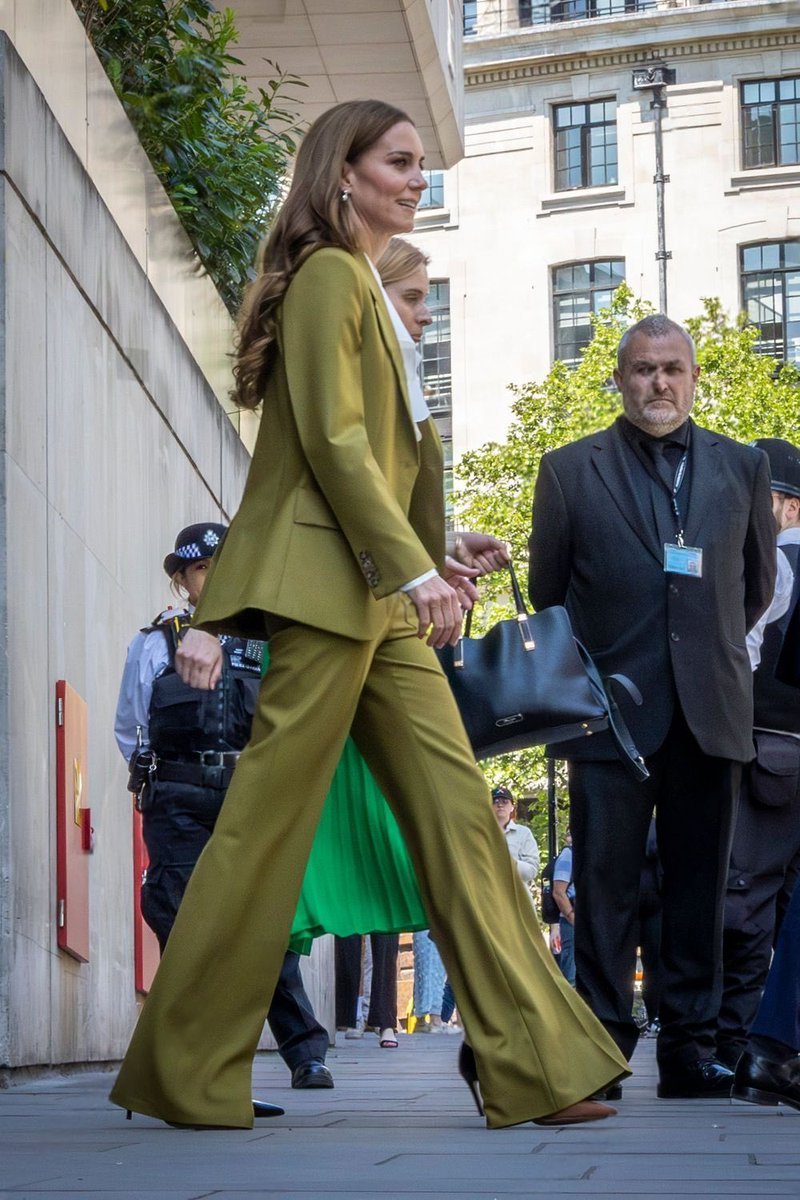 christo34036850's tweet image. Boss Ready ♔HRH  #TimelineCleanse #QueenBee 🐝#frockingFabulous #FutureQueen 📷#CatherinePrincessOfWales #PrincessCatherine #RoyalFamily #iconic #ghd #13YearsofWillandKate #RoyalMuse #GetWellSoon #vogue #tatler