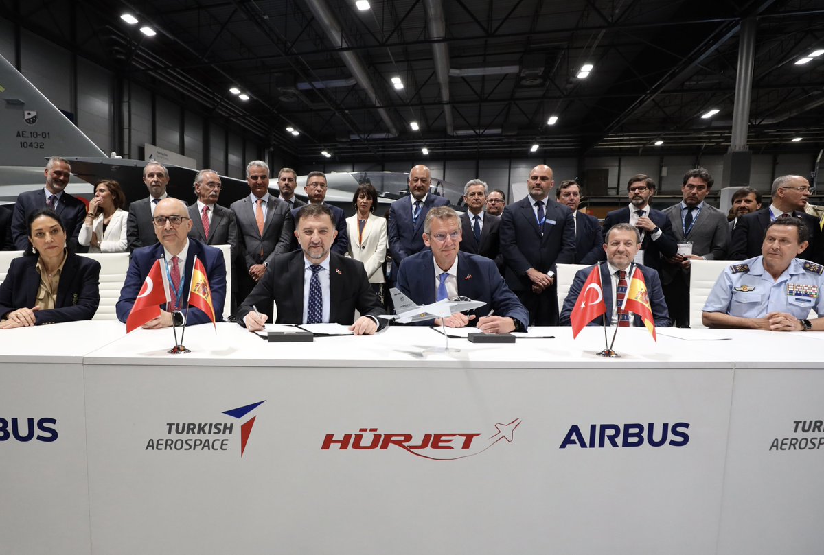 SavunmaSanayiST's tweet image. TUSAŞ: “Türk Havacılığı’nın Altın Çağı ilerleyişini hızla sürdürüyor. Havacılık tarihimizde yeni bir sayfayı araladık.

Airbus koordinasyonunda İspanyol firmaları ile Süpersonik Jet Eğitim Uçağımız #HÜRJET’e yönelik Mutabakat Zaptı imzaladık.

HÜRJET’in uluslararası yolculuğunda