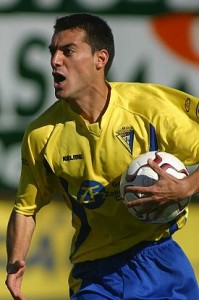 🔎Jugadores del Cádiz en el sXXI que jugaron todos los partidos de liga en una temporada

🔹04/05 Jonathan Sesma jugó los 42 partidos de esa temporada
🔹17/18 Alberto Cifuentes 42
🔹18/19 Alberto Cifuentes 41
🔹21/22 Ledesma 38 

Como jugador de campo sólo lo consiguió <a href="/jsesma19/">Jonathan Sesma</a>
