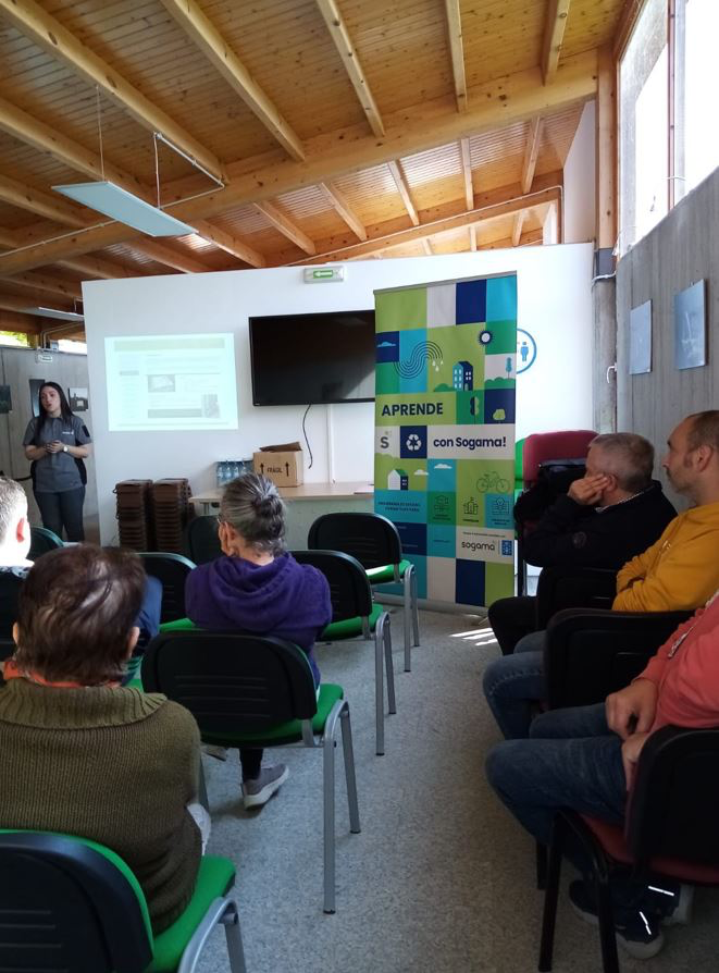 SogamaXunta's tweet image. ♻️ Veciños da Capela (A Coruña) fórmanse en autocompostaxe co apoio de Sogama.
🌱 Repartíronse 30 composteiros e materiais didácticos para promover a xestión sostible da materia orgánica.

👉 f.mtr.cool/nsavgobrmo

#Autocompostaxe #ReciclaxeNatural #Sostibilidade