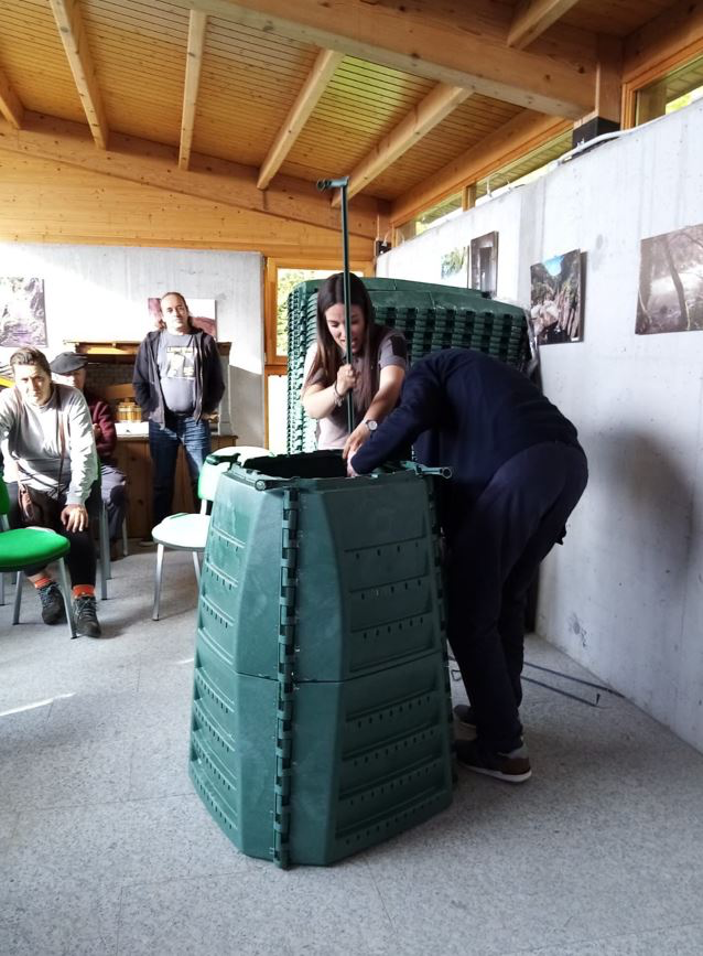 SogamaXunta's tweet image. ♻️ Veciños da Capela (A Coruña) fórmanse en autocompostaxe co apoio de Sogama.
🌱 Repartíronse 30 composteiros e materiais didácticos para promover a xestión sostible da materia orgánica.

👉 f.mtr.cool/nsavgobrmo

#Autocompostaxe #ReciclaxeNatural #Sostibilidade