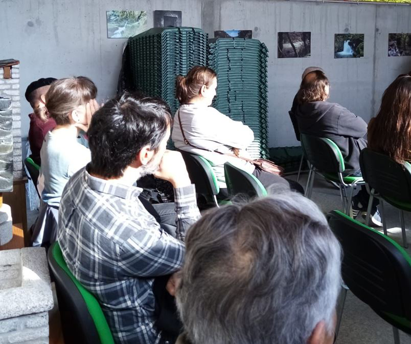 SogamaXunta's tweet image. ♻️ Veciños da Capela (A Coruña) fórmanse en autocompostaxe co apoio de Sogama.
🌱 Repartíronse 30 composteiros e materiais didácticos para promover a xestión sostible da materia orgánica.

👉 f.mtr.cool/nsavgobrmo

#Autocompostaxe #ReciclaxeNatural #Sostibilidade