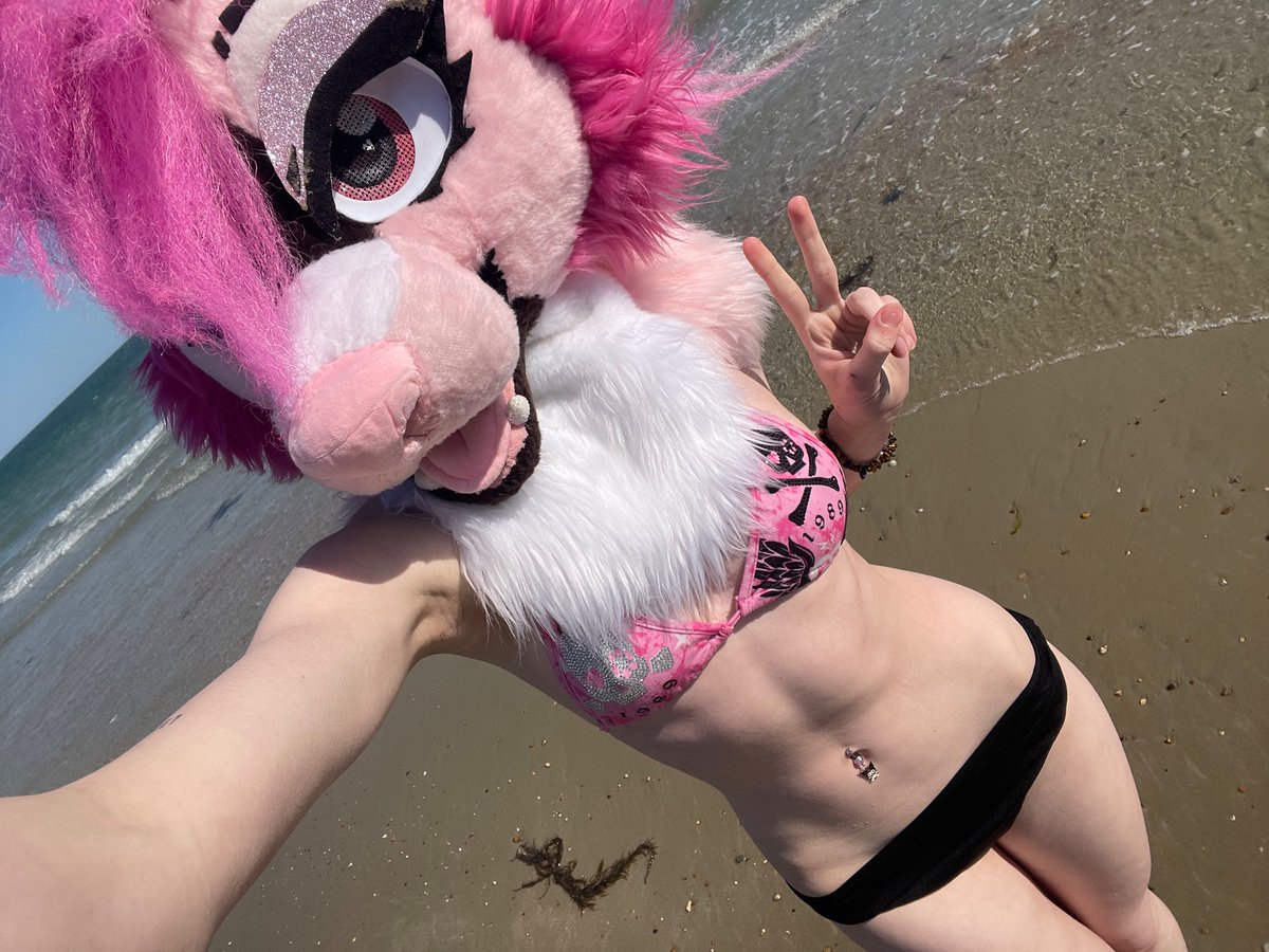 Happy day  🤍 slightly obsessed with this bikini top~