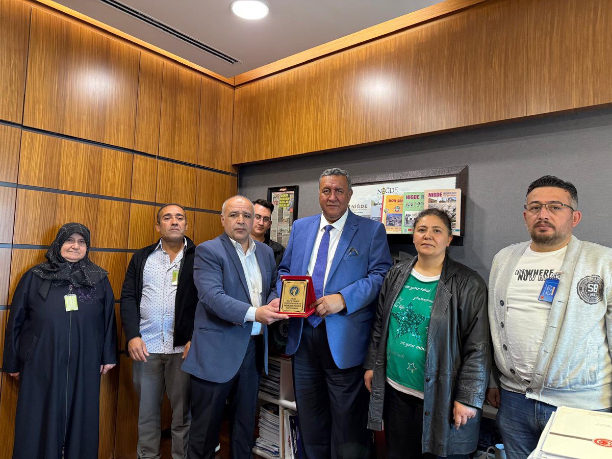 fethigurer's tweet photo. Bu sadece bir emeklilik mücadelesi değil, bir emek mücadelesidir! 
Çırak ve staj mağdurları   hakkı verilmelidir.
Stajyer ve çırakların emeği sömürülmesin! 
Eğitim ve gelişim bahanesiyle değil, düşük maliyetli iş gücü olarak kullanılmak için çalıştırılıyorlar!”
3308 mağduriyeti artık son bulsun!
Staj ve çırak mağdurlarımız adına ziyaret eden ve plaket sunan Ankara ekibine sonsuz teşekkür ederim.

#ÇırakStajyereYarımSigortaOlmaz