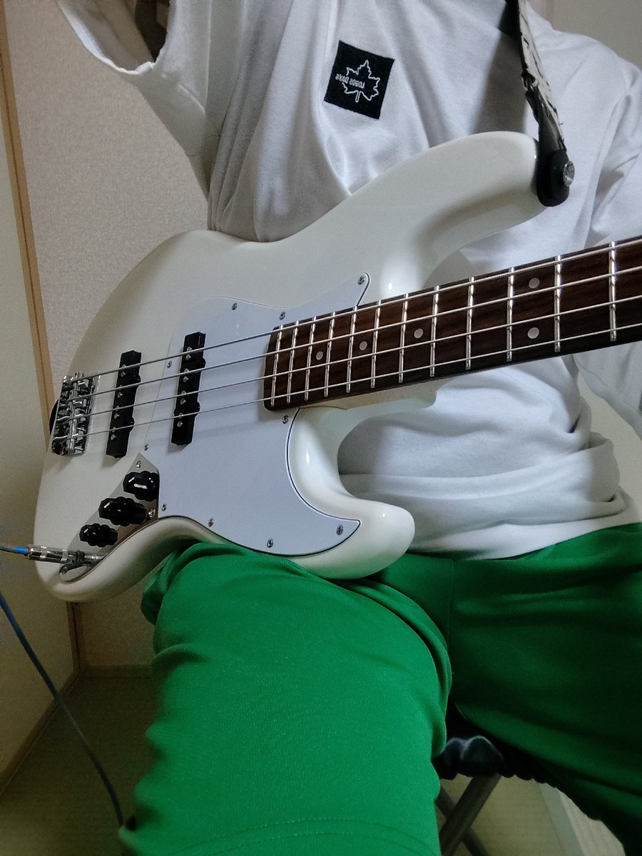 leftguitarcat's tweet photo. ライブでシールドをワイヤレスにして、音が出なくてパニックになり、急いでシールドに戻す夢をみました😪
夢でよかった😅 https://t.co/V1zQYMiwBz