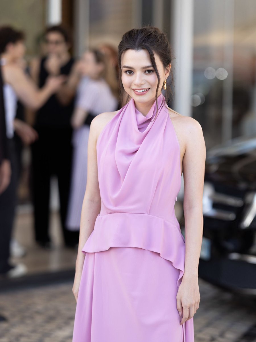 lessencestudios's tweet image. Rebecca Patricia Armstrong is seen outside of Hôtel Martinez on day two of the 2025 Cannes Film Festival.
She wears a pink draped halter-neck gown from the Vela De Pre-Fall 2024 collection, featuring a peplum-accented waist that cascades into a flowing, floor-length silhouette.…