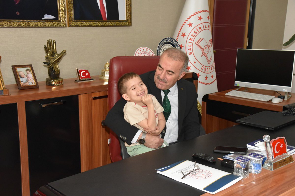 📍 Engelliler Haftasında Anlamlı Ziyaret

10-16 Mayıs Engelliler Haftası kapsamında, Kuvayi Milliye Özel Eğitim Anaokulu’nun yürüttüğü “El Ele Projesi” çerçevesinde özel öğrencimiz Yılmaz Dalkıran ve ailesi, İl Millî Eğitim Müdürümüz Murat Demir’i ziyaret etti.

 🖐️Ziyarette,