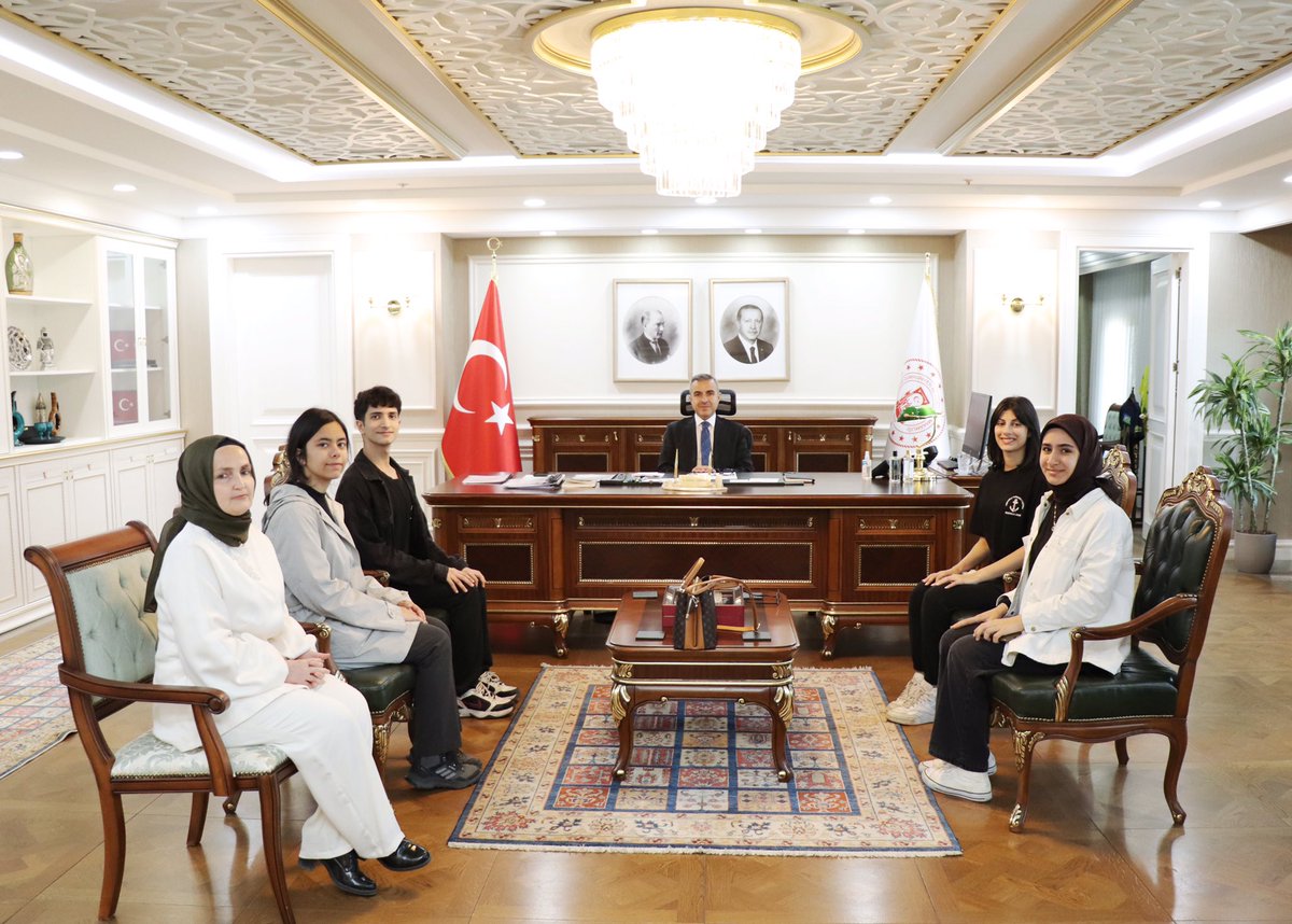TC_Beyoglu's tweet photo. Beyoğlu Tersane-i Amire Anadolu Lisesi öğrencileri “Yeni Mürekkep Z İzdüşüm Dergisi” için Kaymakamımız Sayın A. Atakan Atasoy ile röportaj gerçekleştirdi.

Geleceğimizin teminatı kıymetli öğrencilerimize ziyaretleri için teşekkür ederiz.

@ataatasoy19 https://t.co/9UZYz9wp5x