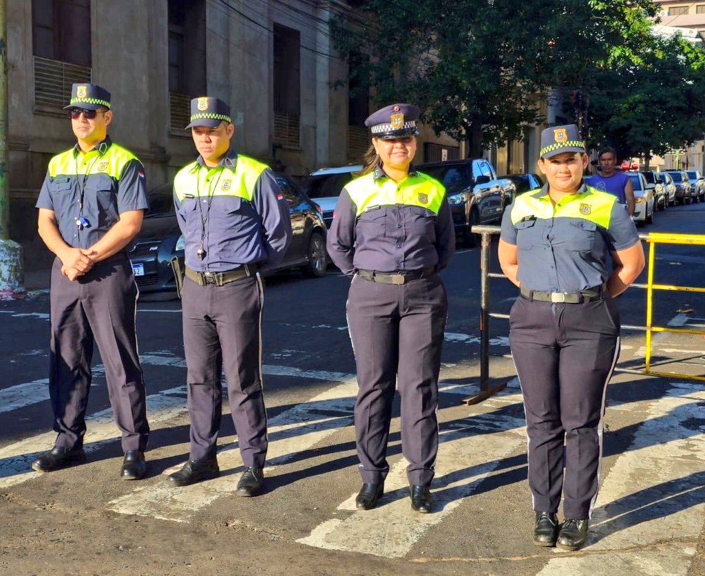asu_transito's tweet photo. 👨🏼✈️Brindamos cobertura a las diversas actividades para festejar los "214 años de independencia" 🇵🇾 #214py https://t.co/BjaumO660G