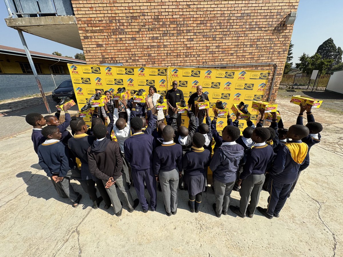 MTN8's tweet image. Our latest MTN8 #LastLegendStanding handover brings us to Zithathele Primary School in Soweto. Morgan Gould is making moves and inspiring positive change, by handing over R20 000 worth of school shoes as part of our Last Legend Standing initiative.
#TodayWeMakeMoves