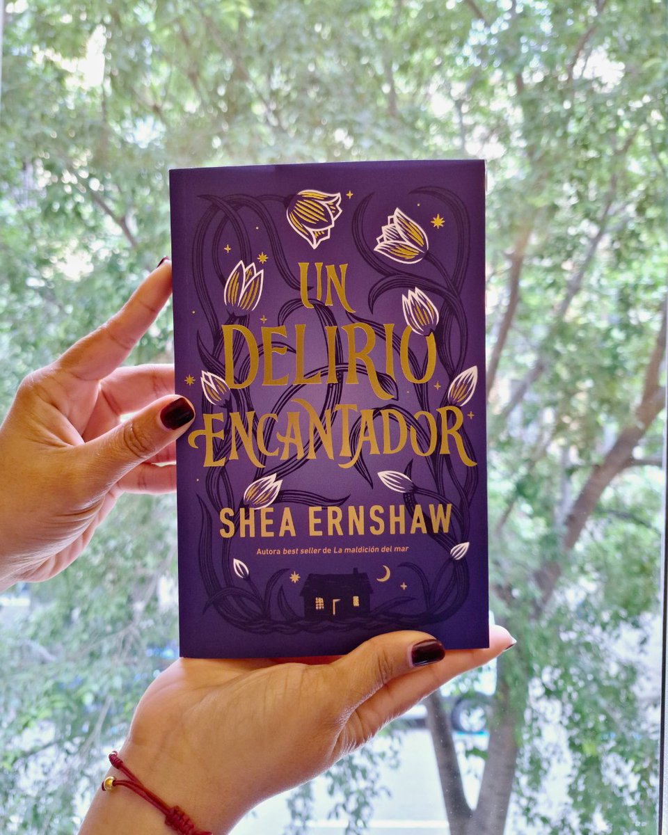 Lark sabe que es la villana de su propia historia. Ella es el monstruo. Pero los monstruos también se enamoran…📖🌷

¡El 20 de mayo llega #UnDelirioEncantador, una nueva cautivadora fantasía romántica de <a href="/SheaErnshaw/">Shea Ernshaw</a>!🌿✨🖤

✒️Traducción de <a href="/_DaniCasado/">Daniel Casado</a>.