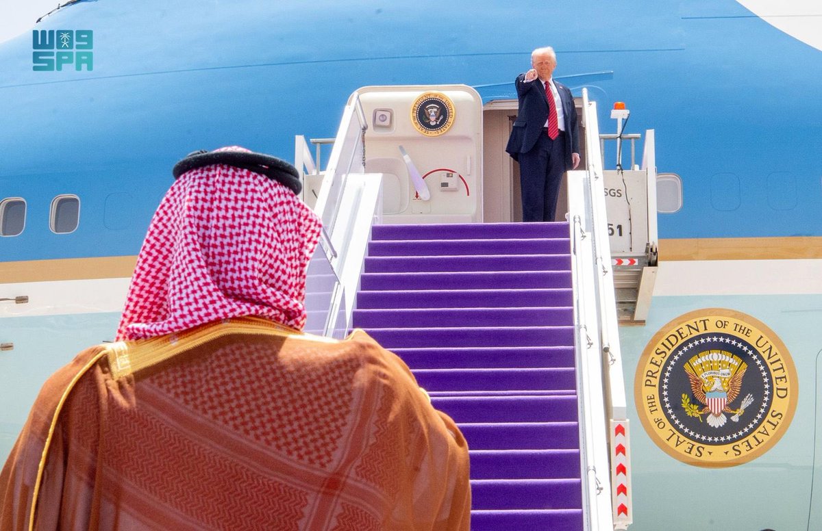 فخامة رئيس الولايات المتحدة الأمريكية يغادر المملكة، وسمو #ولي_العهد في مقدمة مودعيه.

#الرئيس_الأمريكي_في_المملكة | #TrumpInKSA
#٩٢_عامًا_من_الشراكة_والازدهار