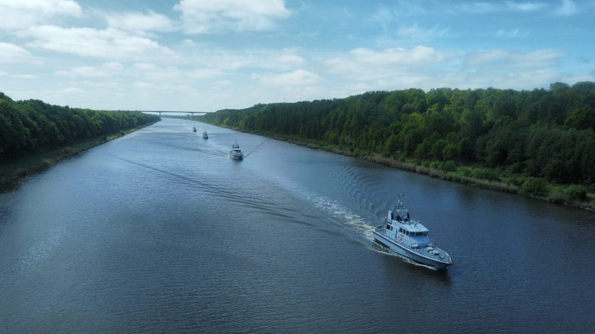 HMS Example (@hmsexample) on Twitter photo <a href="/HMSExample/">HMS Example</a> proceeding east through the Kiel Canal. In company with <a href="/HMS_Smiter/">HMS Smiter</a>, <a href="/HMS_Pursuer/">HMS PURSUER</a> and <a href="/HMS_Biter/">HMS Biter</a>.
#BALTOPS25
#ductusexemplo
#coastalwarfare <a href="/HMSExample/">HMS Example</a> proceeding east through the Kiel Canal. In company with <a href="/HMS_Smiter/">HMS Smiter</a>, <a href="/HMS_Pursuer/">HMS PURSUER</a> and <a href="/HMS_Biter/">HMS Biter</a>.
#BALTOPS25
#ductusexemplo
#coastalwarfare