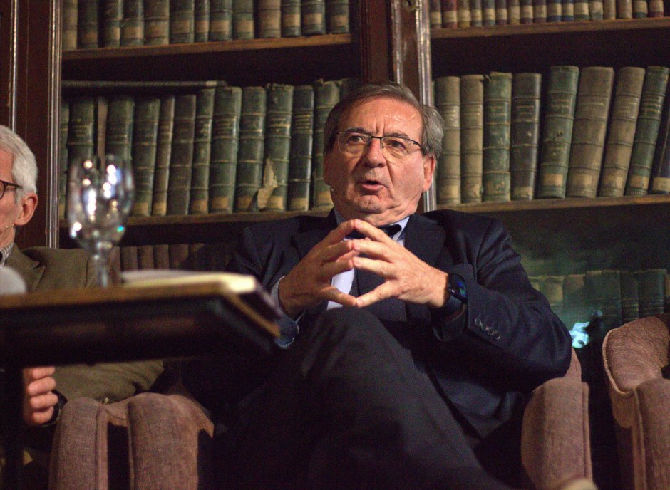 📚Ayer disfrutamos y aprendimos en la presentación del libro 'Memoria, escuela y democracia' con Aurora Ruíz, <a href="/VMayoralCortes/">Victorino Mayoral</a> ,  <a href="/atianaf/">Alejandro Tiana</a> y <a href="/FmartineL/">Fernando Mtnez. López</a> .

🤓Os dejamos la crónica del encuentro en <a href="/ateneodemadrid/">Ateneo de Madrid</a> :  fundacioncives.org/victorino-mayo… 

#EspañaEnLibertad #MemoriaEsDemocracia