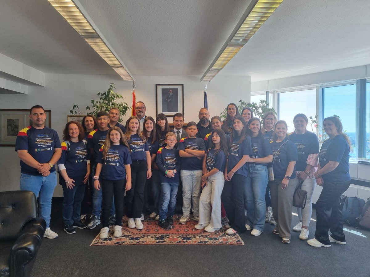 Estudiantes del CEIP San Ignacio del Viar de Alcalá del Río nos han visitado hoy para presentar su “𝗣𝗿𝗼𝘆𝗲𝗰𝘁𝗼 𝗘𝘀𝗰𝗼𝗹𝗮𝗿 𝗱𝗲 𝗖𝗼𝗻𝘀𝘁𝗶𝘁𝘂𝗰𝗶𝗼́𝗻 𝗟𝘂𝗻𝗮𝗿🌓”, que han llevado también a la <a href="/esa/">European Space Agency</a>. 🚀🛰️. Enhorabuena a alumnos, profesores y padres 👏 <a href="/HerminioPozo/">Enseñar es una aventura</a>