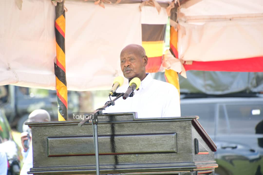 Tayari WEST TV (@tayariwesttv) on Twitter photo Purezidenti <a href="/KagutaMuseveni/">Yoweri K Museveni</a>: Abantu ku barikuba batashomire, n'omuringo gw'obwisi. Nikishushana nk'okubiita.
#TayariWestUpdates
📸 <a href="/Adolf4shizo/">Adolf Ayoreka</a> Purezidenti <a href="/KagutaMuseveni/">Yoweri K Museveni</a>: Abantu ku barikuba batashomire, n'omuringo gw'obwisi. Nikishushana nk'okubiita.
#TayariWestUpdates
📸 <a href="/Adolf4shizo/">Adolf Ayoreka</a>