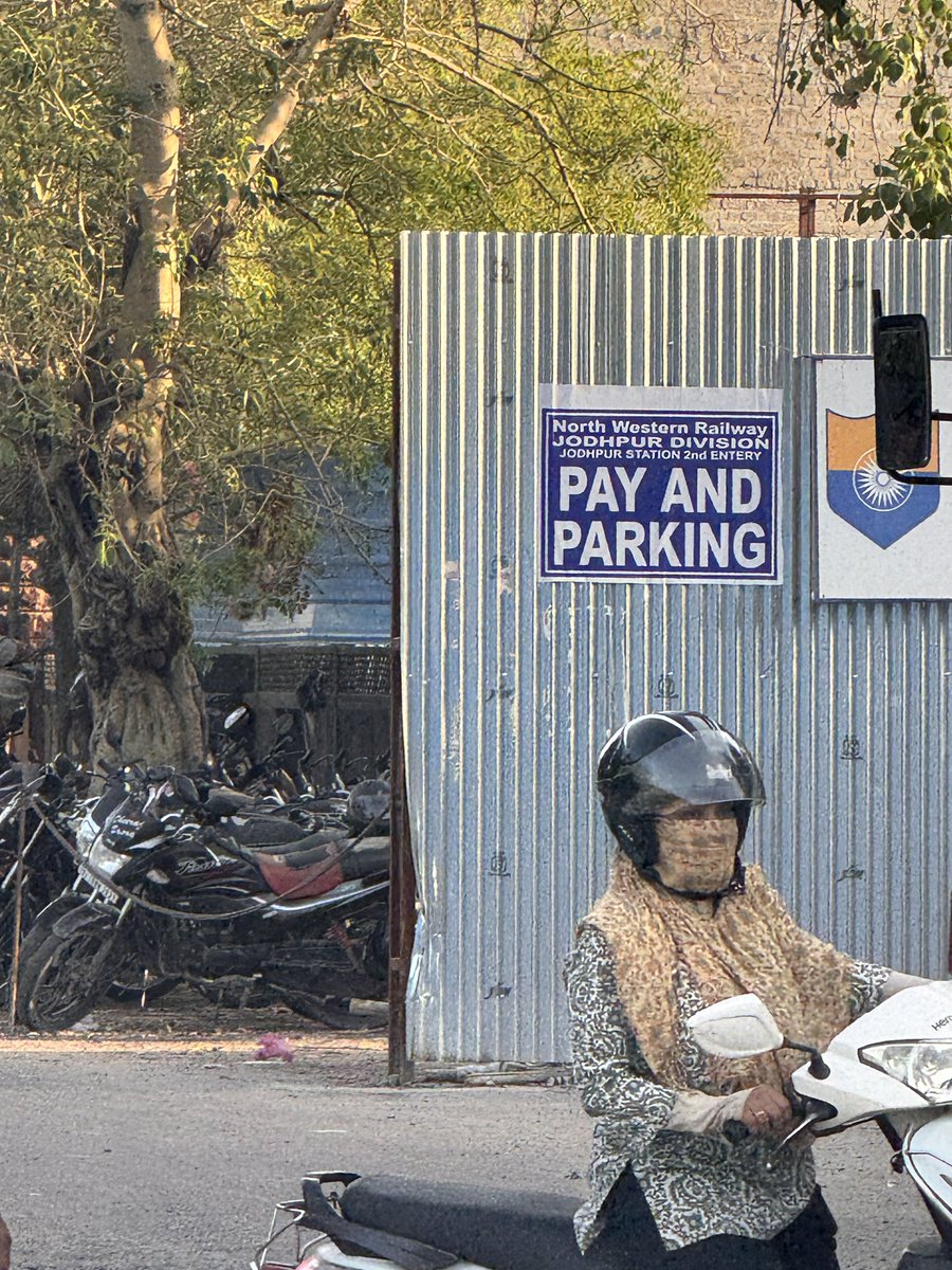 AJITIYC's tweet photo. Jodhpur railway station is under construction so railway decides to collect parking money in front of railway station road which is for public road. Is it important while railway station is under construction and collect money on public roads. @AshwiniVaishnaw 
@NWRailways https://t.co/Tx33fA8BUS