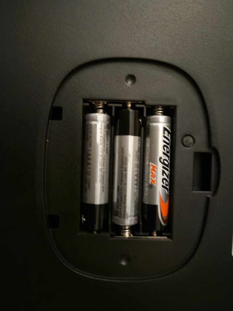 yonan32's tweet photo. Sometimes I spend my time thinking why some devices have three battery slots while they sell batteries in packs of 2 or 4 https://t.co/nmmY2OLqNd