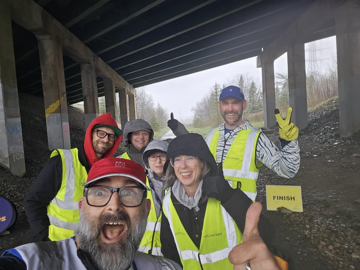 ❓ What’s more fun than parkrunning? 
🦺 Volunteering!

❓Qu’est-ce qui a de plus amusant que de compléter un parkrun ? 
🦺 Faire du bénévolat au parkrun !

#loveparkrun #jadoreparkrun