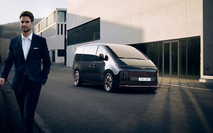 Hyundai_Uganda's tweet photo. Its not just a van, its a collective modernification of lifestyle. For everyone who steps into the space, its an instant introduction to modern mobility in the new #Hyundai STARIA🫂🫨👔🌆

#HyundaiUG #STARIA #MPV #StepIntoTheSpace https://t.co/ty5wuKbWMI
