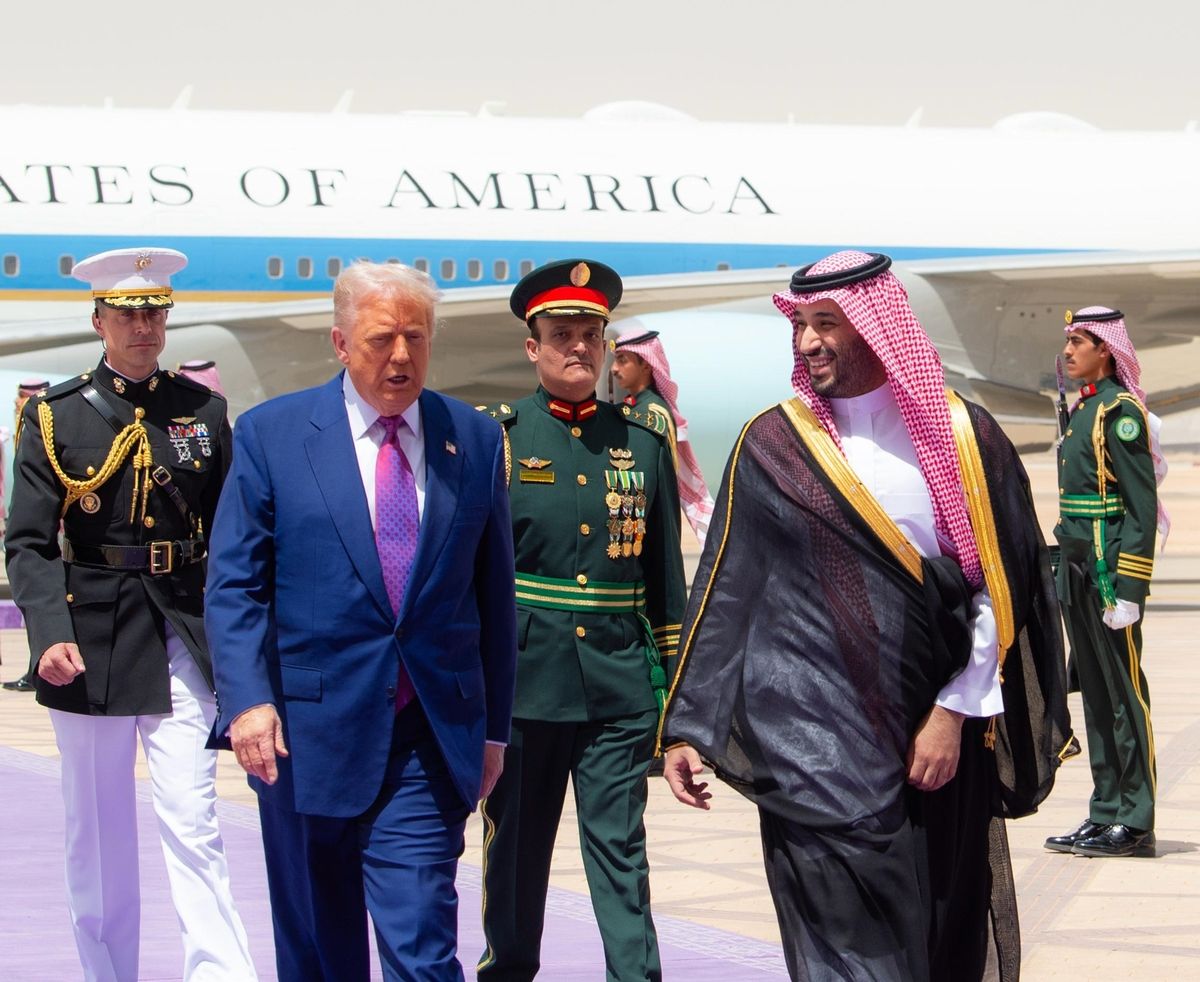Major Breakthroughs in the US–Saudi Alliance.

President Trump just reignited America’s relationship with Saudi Arabia, starting with a billion-dollar handshake in Riyadh.

But it’s what he told Iran that shocked the room.

You won’t believe what you’re about to hear.

A Thread🧵