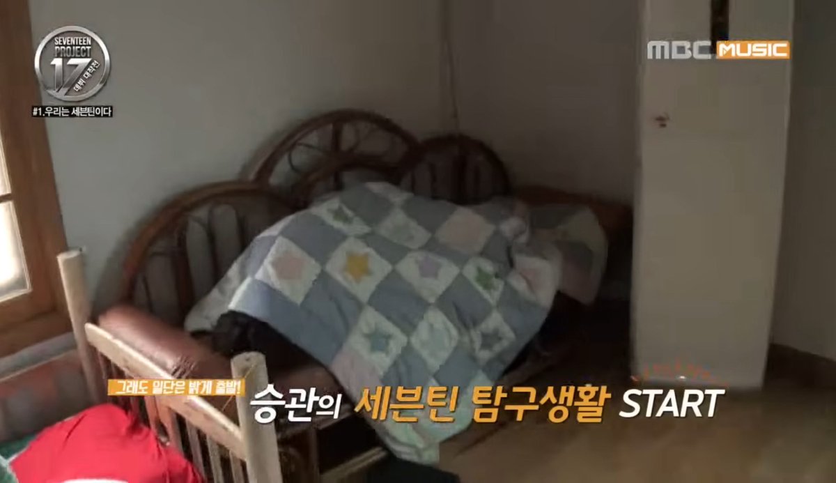 아 제발   존나 익숙한 거실위 중구난방 침대와 우리오빠 착한이유 이불들.......... “세븐틴 프로젝트 : 데뷔대작전” 진짜 너야????