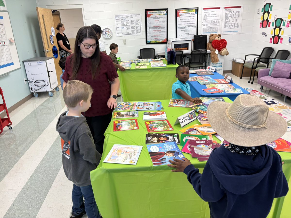 Original6Found's tweet photo. #MyFirstLibrary is on the road in Ruffin, SC today!
Bonus points if you can name the county Ruffin is located in. https://t.co/ys5JQ8lqQk