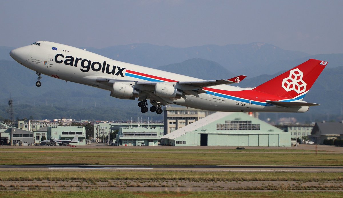 本日のカーゴルクス
400FのLX-OCVが小松空港に飛来