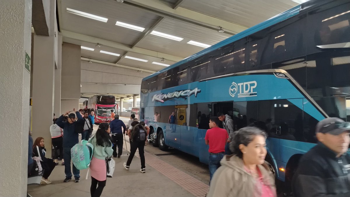 ¿Que son los Derechos Humanos?
Mientras escribo este tuit llevo casi once  horas de estar en un bus David Panamá salimos a las 21:00 horas de David, luego de Guabala tres buses con más de 70 pasajeros cada uno ante el cierre en Vigi y Tole nos desviamos después de Guabala, porque