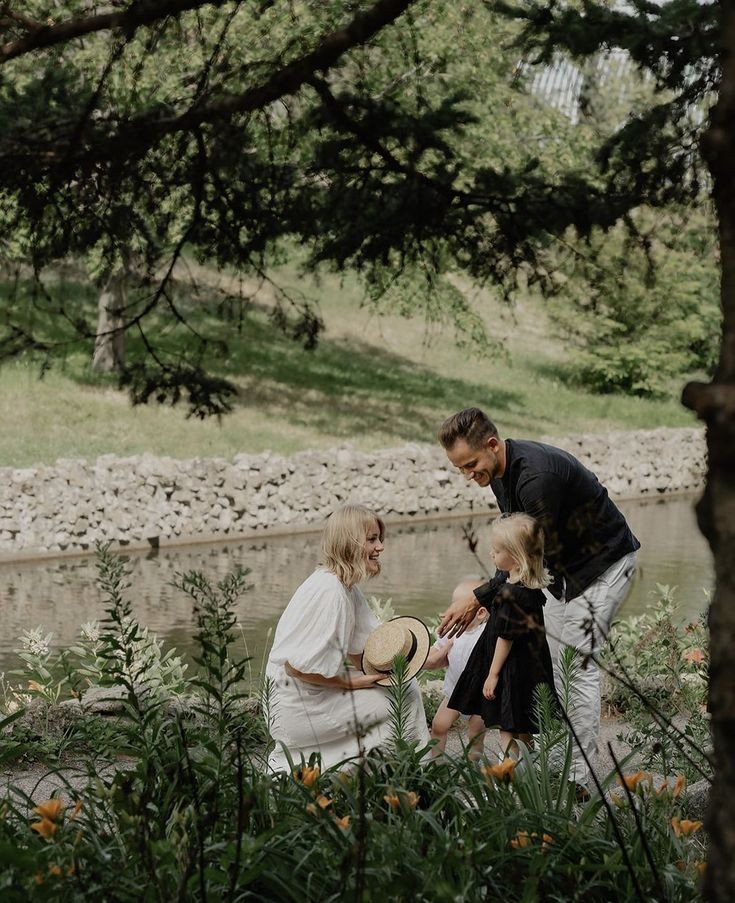 🛡️ Pour la réhabilitation des pères

« Il n'y a pas de droit de l’enfant à avoir un père, à quelque moment que ce soit. » — Emmanuel Macron

🧶 Volet II. L’enfant sans père : clinique d’un déracinement ;
Ou quand l’absence du père livre l’enfant à toutes les prédations.

1/24