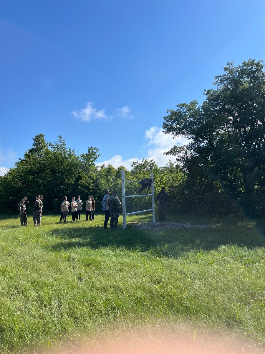 Le lundi 12 mai les élèves de la classe défense étaient en sortie avec les militaires du 1er régiment de Spahis de Valence. Au programme, "run and bike" mais aussi un parcours du combattant. Bref, des efforts physiques et beaucoup de plaisir !