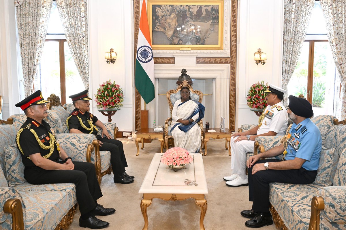 राष्ट्रपति द्रौपदी मुर्मू से मिले CDS और तीनों सेना प्रमुख