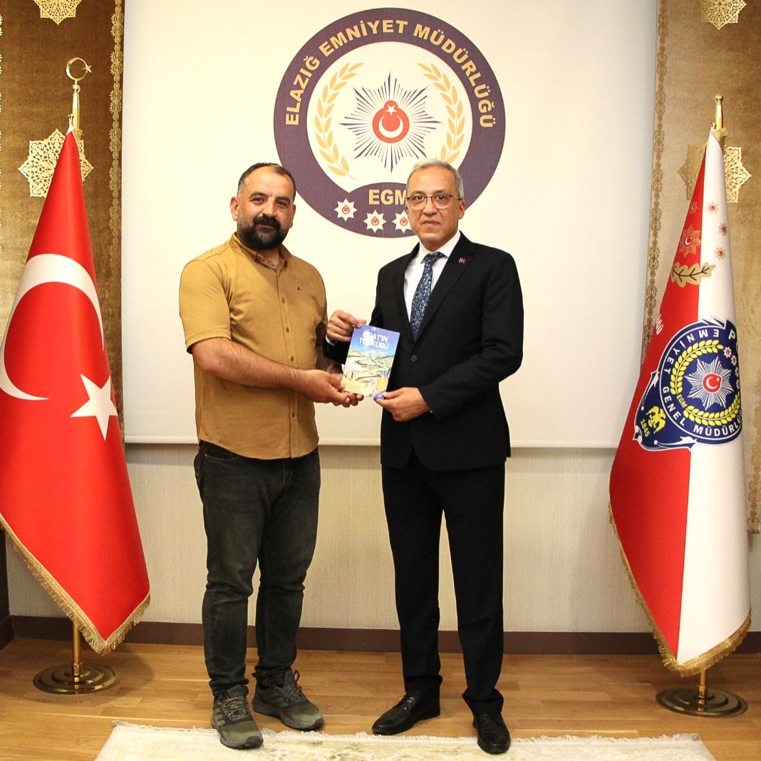 Elazığ Emniyet Müdürü sayın Adnan KARAYEL'i ziyaret ederek, "Fırat'ın Türküsü" adlı kitabımızı takdim ettik.. 

Sayın müdürümüze; nezaketlerinden  dolayı teşekkür eder, şehrimiz adına göstermiş olduğu başarılarının devamını dileriz.