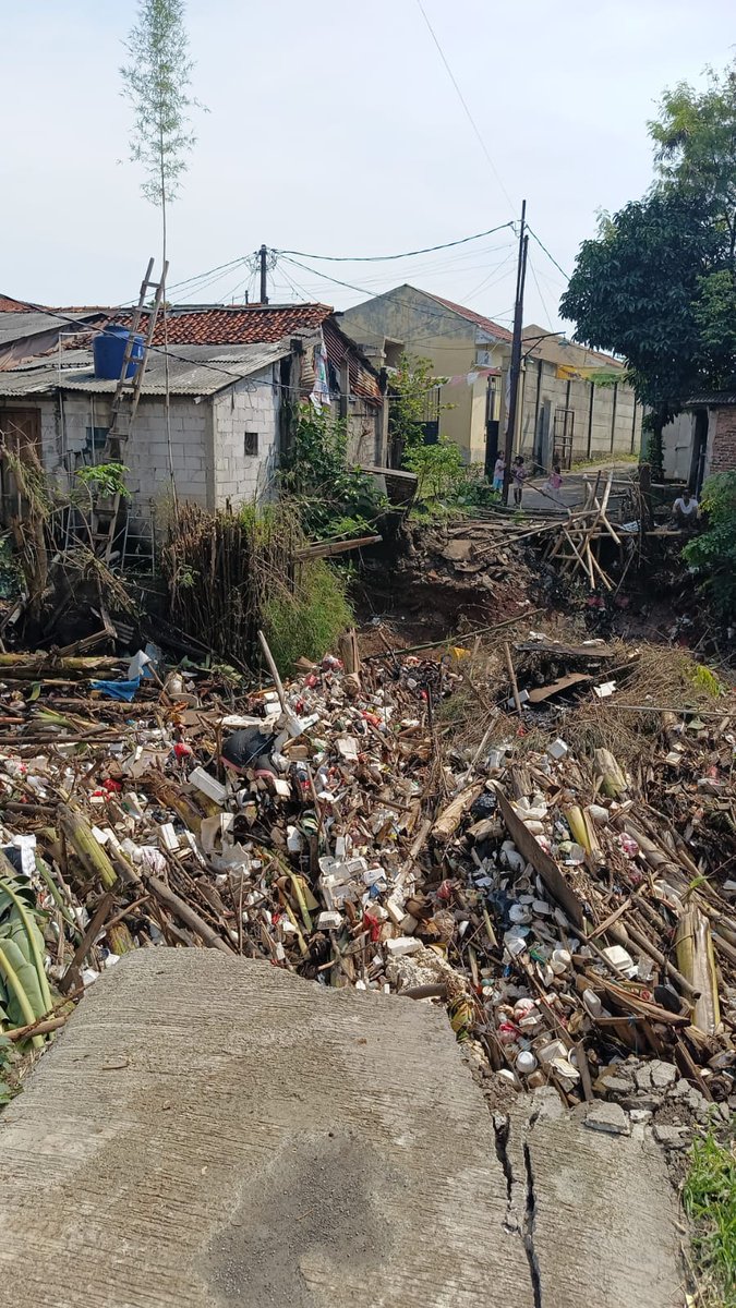 Alhamdulillah tadi pagi dapat hadir bersama Pak Lurah, Camat dan Sekda di TKP Jembatan Srengseng yang terputus akibat tumpukan sampah.