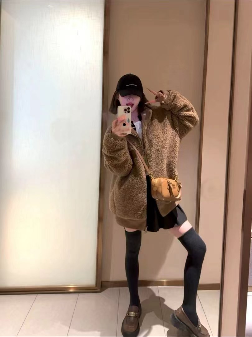 零三年冷白皮美女伊纯，身材小巧白皙非常的嫩，身高163 体重85又瘦又嫩又白。
