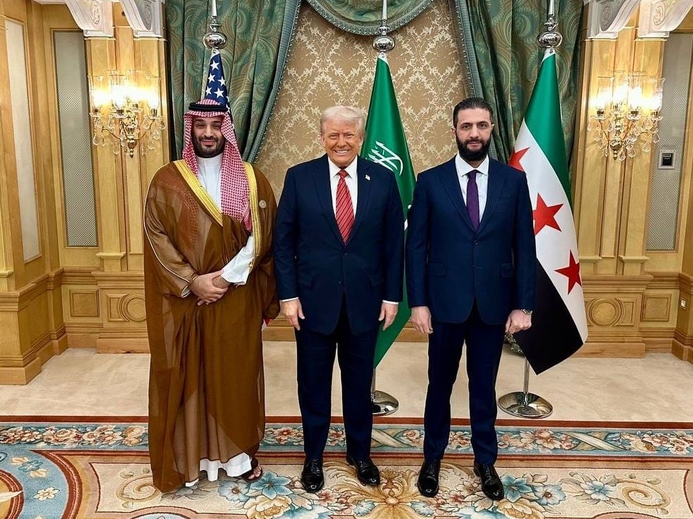 Ya cuando te vuelvan a decir que EEUU es el adalid mundial de la «democracia» fácil le enseñas esta foto de Trump con dos «jefes» de países que no tienen elecciones: uno es un príncipe que hereda el poder, el otro un terr∅rista buscado por el FBI que llegó al poder con un golpe.