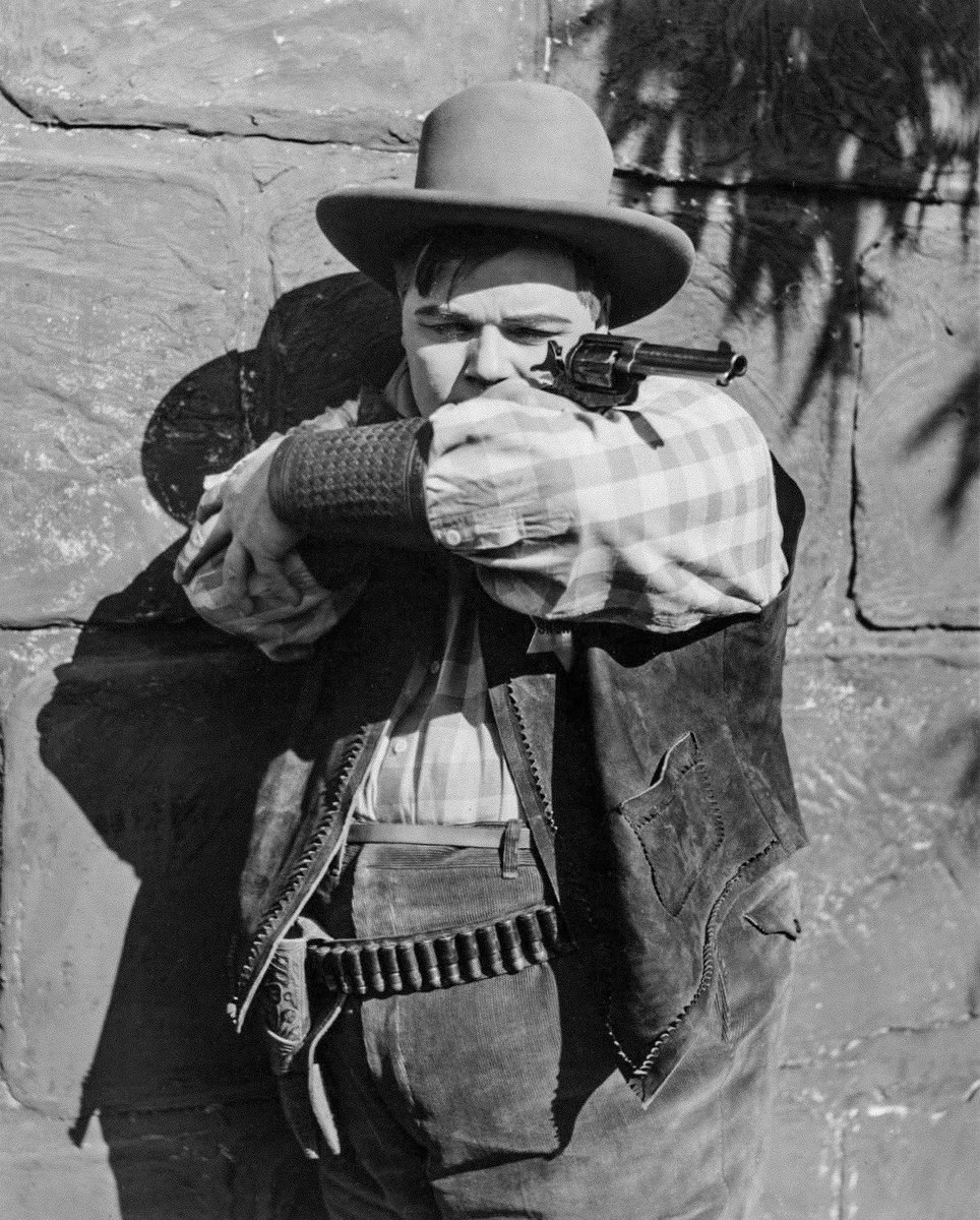 baileymarkham's tweet photo. GM! Roscoe Arbuckle takes aim in comedy western THE ROUND-UP (1920) #classicstars #classicfilm #silents https://t.co/gIx55vBAGs