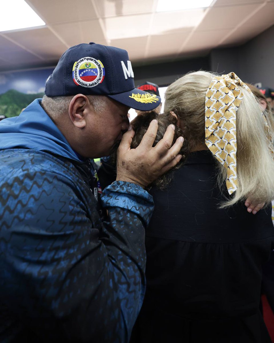 ¿Alguien en su sano juicio puede en serio a partir de estas emotivas imágenes de <a href="/nawseas/">R 🇵🇸🔻</a> con la vuelta a la Patria de Maikelys que María Corina Machado y sus comandos recontra arrechos "liberaron" a los que estaban en la embajada Argentina?