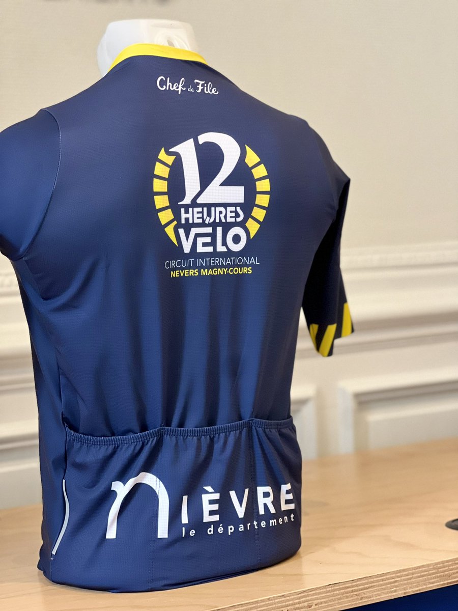 🚴‍♂️ En avant première, nous sommes heureux de vous faire découvrir le maillot de cette première édition qui sera remis à TOUS les participants ! 

🤓 Un co-création <a href="/lafrenchrun/">🇫🇷 La French Run</a> et <a href="/chefdefile/">chef de file</a> 

🏁 J-3 avant l’événement !

12heuresvelo.com