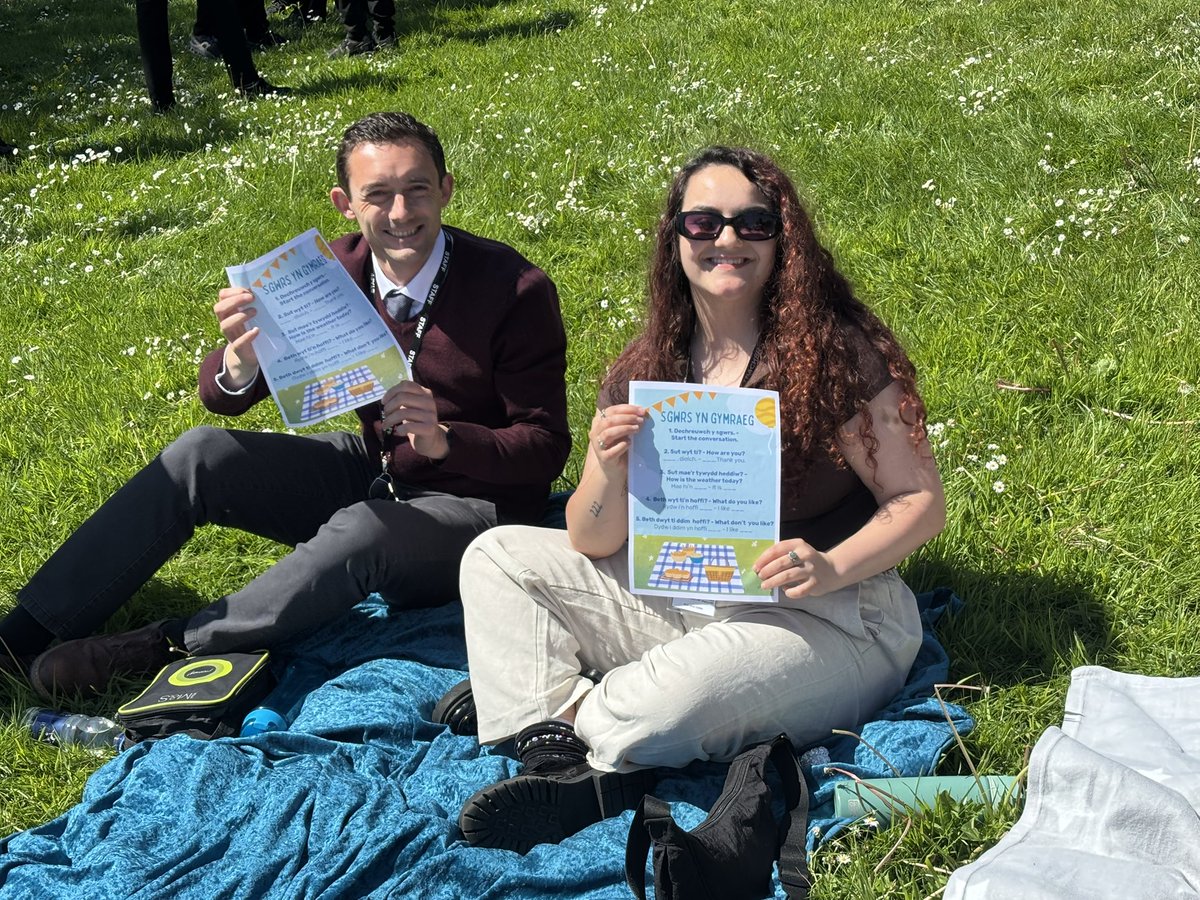 Pupils and staff enjoyed speaking Welsh outside in the well-being picnic / Welsh club today. Diolch to Miss Bevan for organising and language ambassadors for helping out on the stall and hosting conversations 🏴󠁧󠁢󠁷󠁬󠁳󠁿<a href="/MenterIaithRhCT/">Menter Iaith Rhondda Cynon Taf</a>